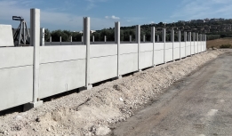 recinzione con pannelli a faccia vista in cemento grigio | Artifacts | Manufatti in Cemento